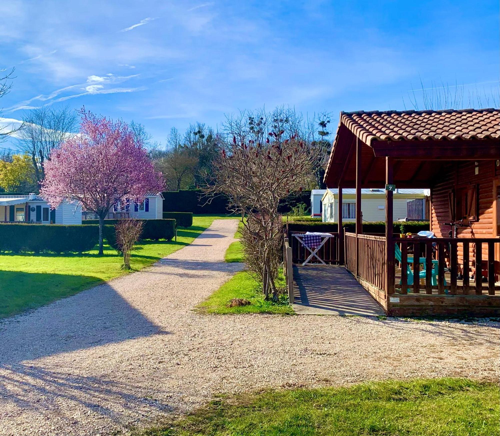 Camping Familial Paisible Avec Piscine, Mobil Home , Chalet, Studio & Emplacement Nue Casties-Labrande Exterior photo