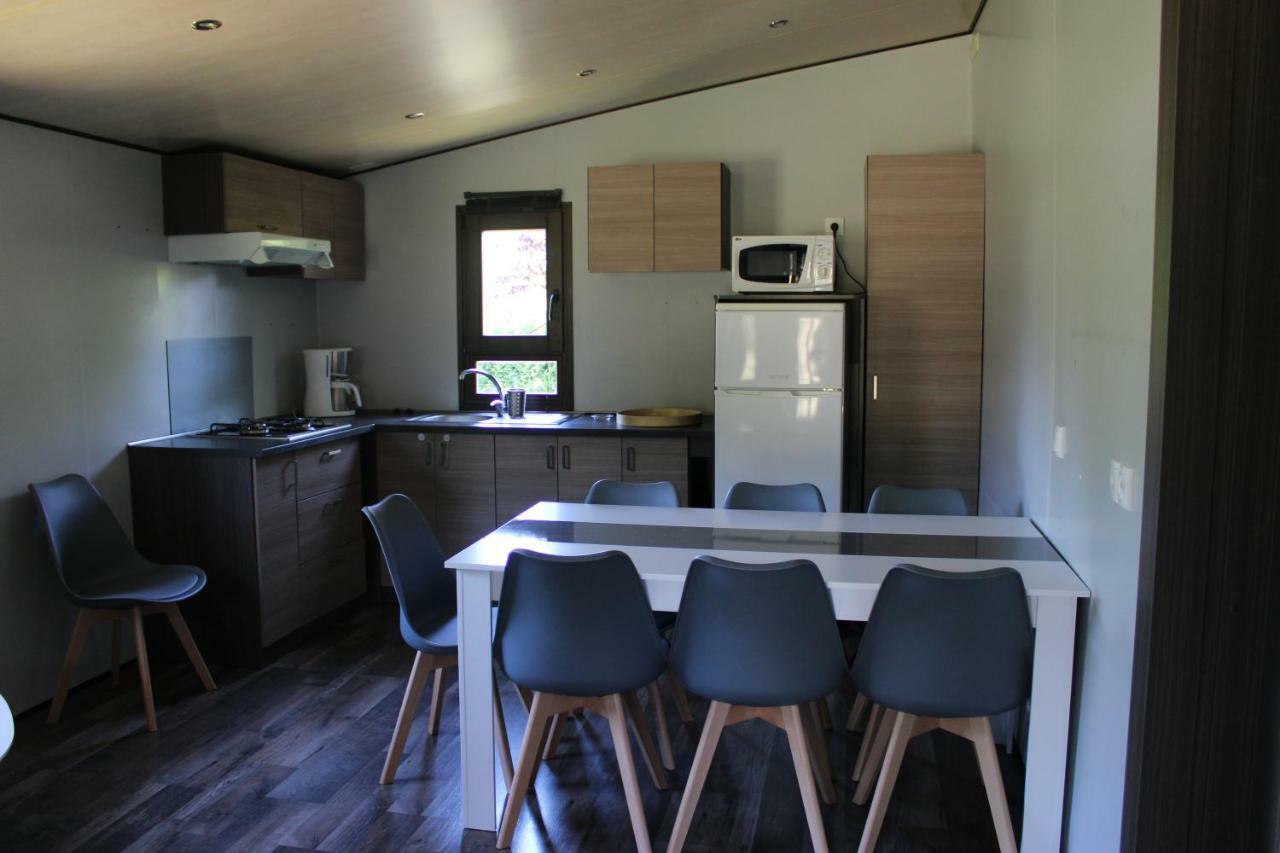 Camping Familial Paisible Avec Piscine, Mobil Home , Chalet, Studio & Emplacement Nue Casties-Labrande Exterior photo